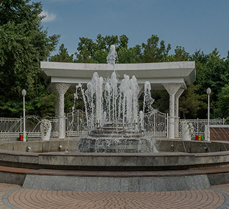 Central fountain in the open square of Central Park during the day